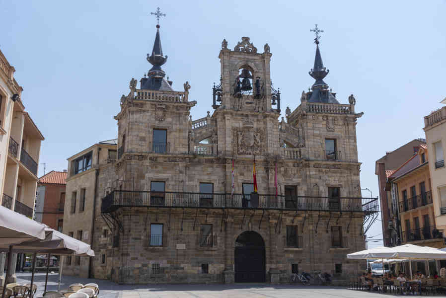 León 003 - Astorga - plaza Mayor - Ayuntamiento.jpg